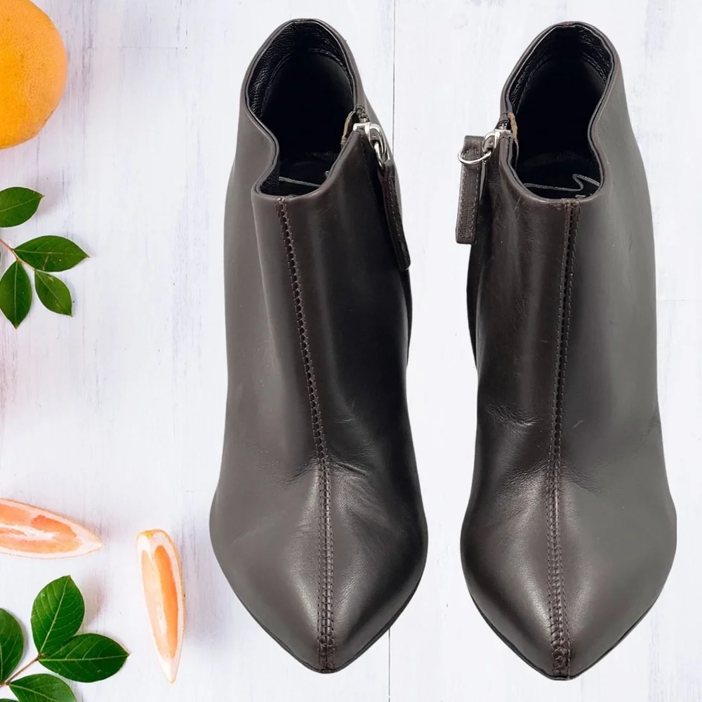 Giuseppe Zanotti brown leather pointed toe block heel zip up ankle booties